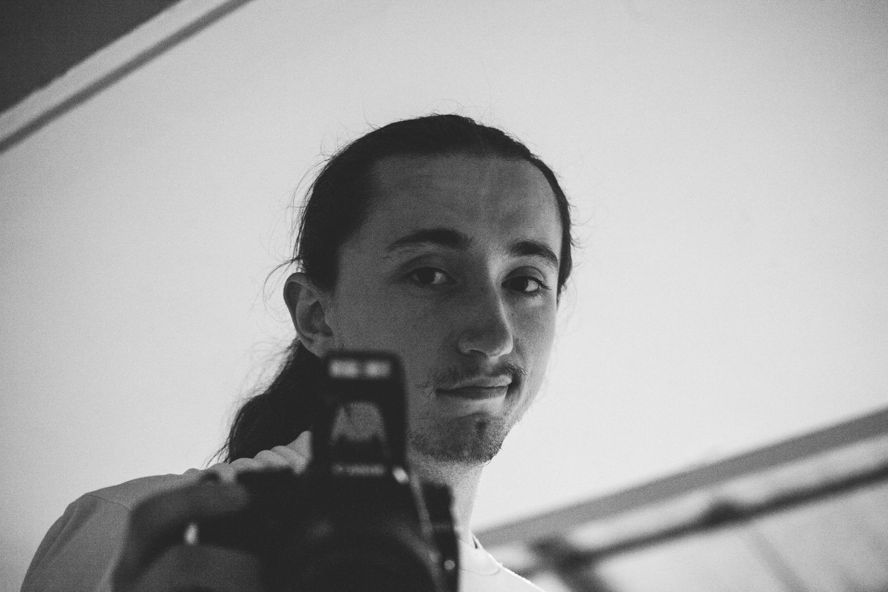 Yann Browne derrière son appareil photo, en noir et blanc